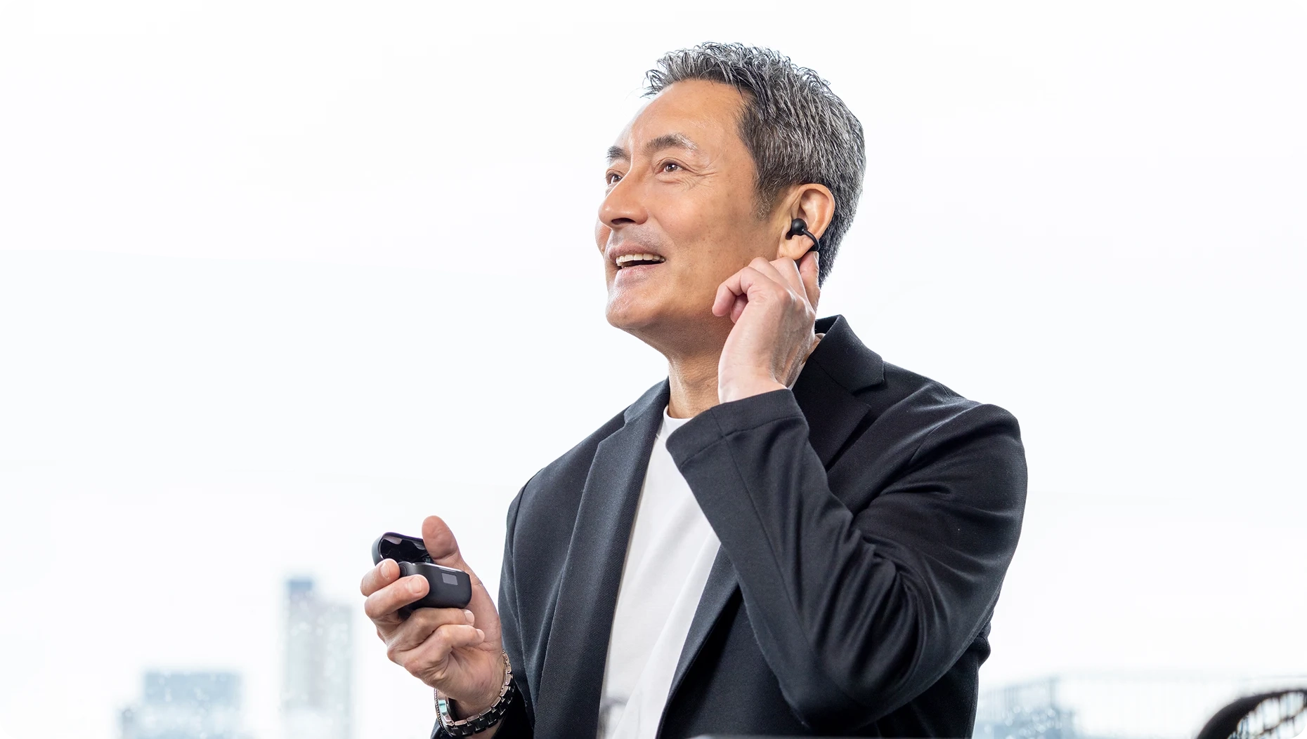 MIRAI SPEAKER Earを装着した男性