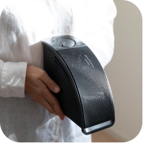 MIRAI SPEAKER Miniを持ち運ぶ様子