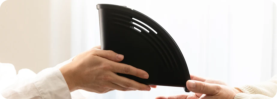 MIRAI SPEAKER Miniを手渡す様子